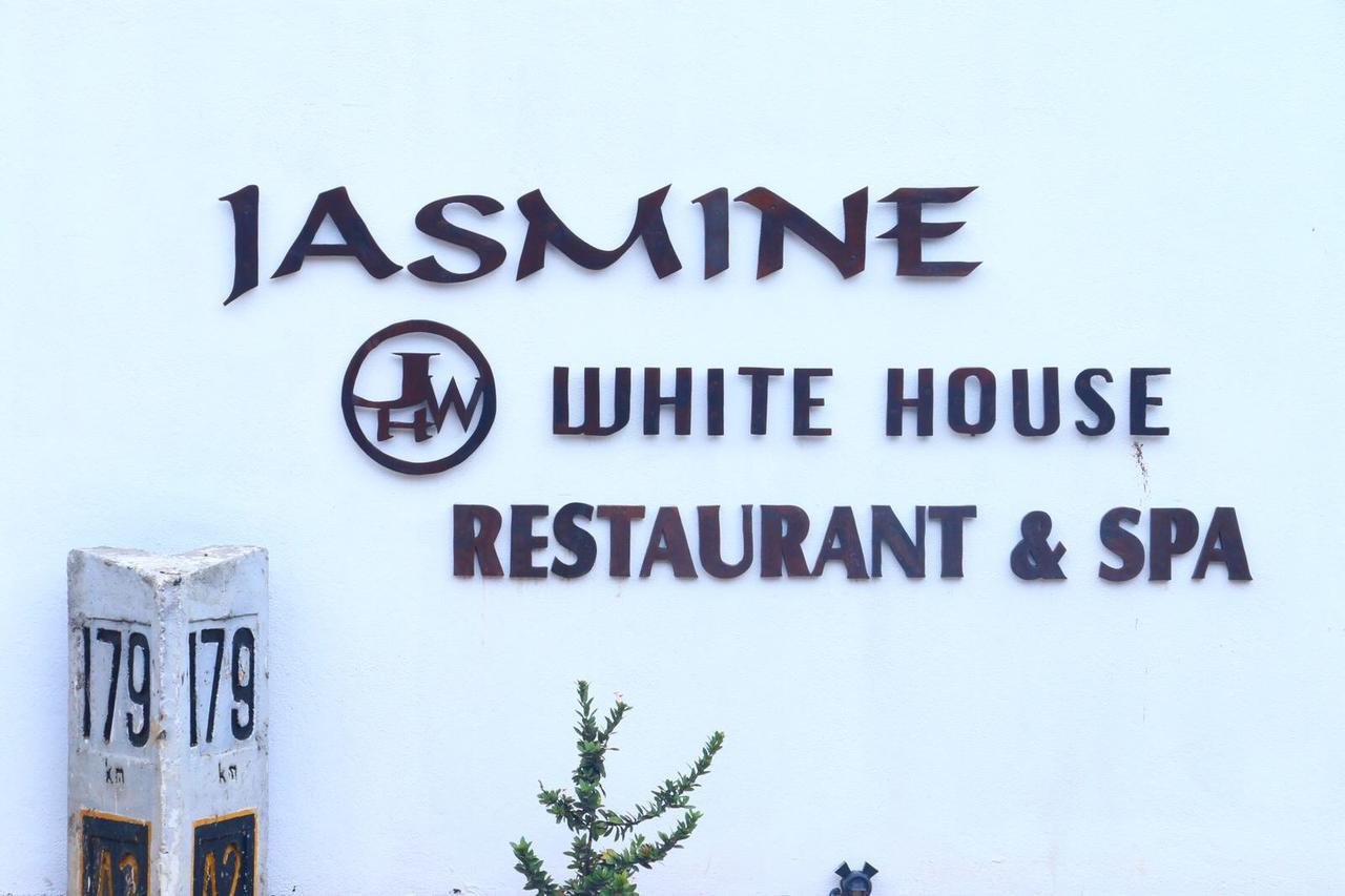 Jasmine White House Restaurant & Spa Bed & Breakfast Dickwella Exterior photo